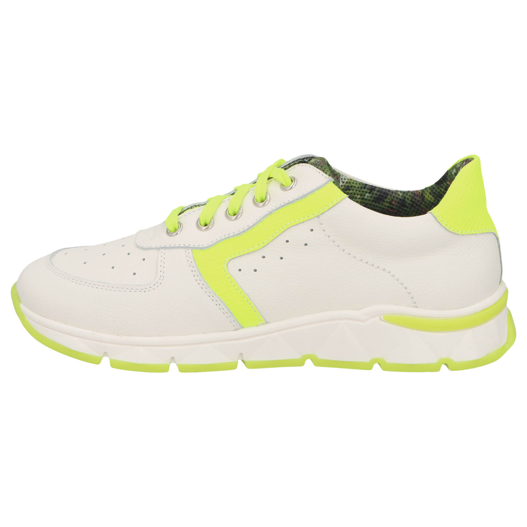 weiße sneaker seitenansicht links